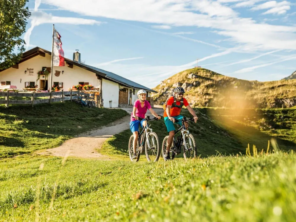 ebikefahreraufderhuberalmindenkitzbueheleralpenmirjageheye5